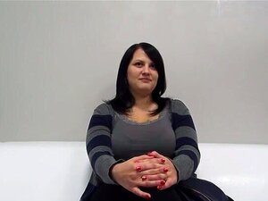 En surpoids, les cheveux bruns tchèques avec de gros seins