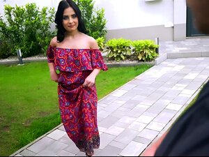 L'étalon Vince Karter devient excité en regardant la petite fille