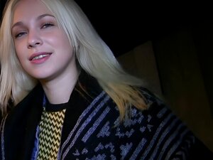 Une amatrice blonde russe sexy arrêtée en public la nuit par un faux