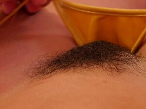 Une nana avale une bite et se fait baiser. Elle suce et avale une bite