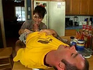 MILF chaude avalant une bite et baisée sur une table de cuisine, prof