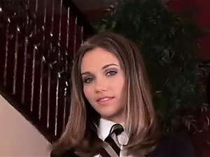 Une étudiante sexy est coquine avec son mec