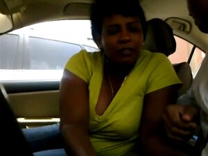 pipe de prof lankaise dans la voiture. Regarde la pipe de prof lankan