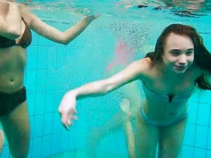 Des filles chaudes se déshabillent dans la piscine