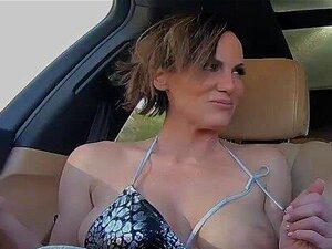 La MILF aux gros seins Ainsley Adams se fait baiser et jouit en