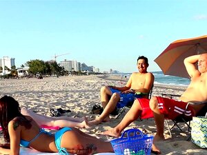 Gina Valentina et Kobi Brian dans Beach Bait And Switch