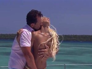 Boroka Bolls George baise une salope maigre sur son bateau porno