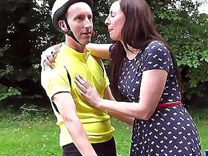 Une MILF britannique a giclé sur son cul pendant qu'elle se fait