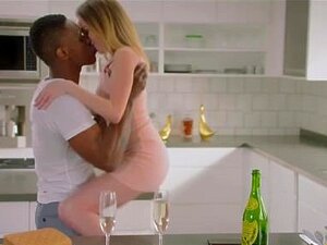 BLACKED Petite blonde avec le plus gros BBC du monde