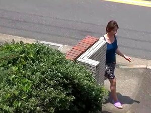 Dégustez l'exotisme avec cette MILF japonaise au foyer. Regardez-la