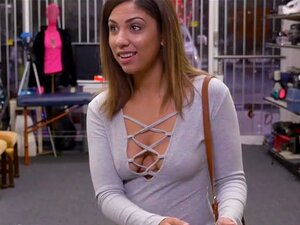 La Latina coquine Mariah échange ses gros seins contre de l'argent