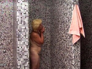 Dames mûres sous la douche et le sauna