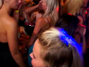Une vraie débutante européenne se fait éjaculer au visage au bar
