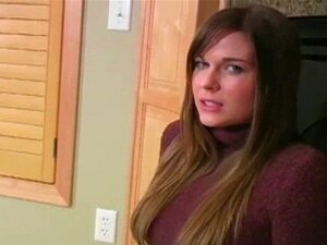 Chatte poilue dans des collants noirs. Un ange maigre exhibe une