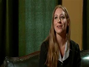 Bonne à tout faire brune attachée et baisée par des employés quand