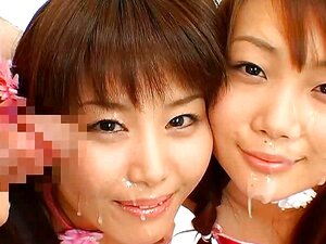 Deux petites japonaises bukkake