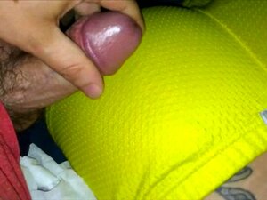 Il éjacule sur son boxer. Il éjacule sur le boxer pendant qu’elle