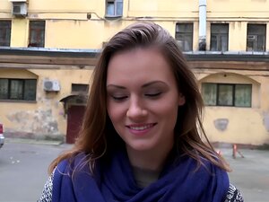 Un agent délicat baise une mignonne en disant qu'il tourne une vidéo