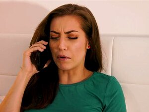 Spencer Bradley est au téléphone et parle à un ami de son