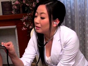 La plantureuse Shino Izumi adore sucer la bite jusqu'à l'orgasme