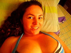 Une pute colombienne se masturbe sa délicieuse chatte - Adriana