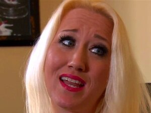 Une vraie MILF se fait baiser en anal. La vraie MILF se fait défoncer
