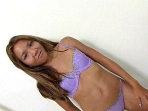 La fraîche keeani lei pose nue devant la caméra. La merveilleuse