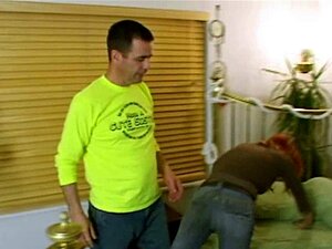 Petite MILF rousse pompée pour de l'argent par son demi-frère