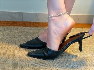 Jeu de chaussures avec pendaison et claquement + éjaculation dans les