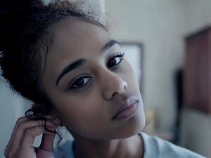 Petite latina hirsute et mignonne se fait baiser dur par un inconnu