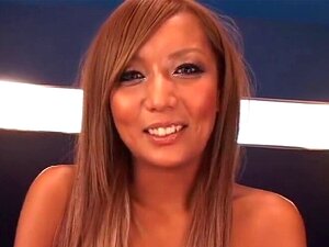 Une bombe japonaise aux seins naturels se fait couvrir le visage de