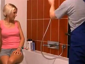 Ressentait l'envie de baiser dans la salle de bain.