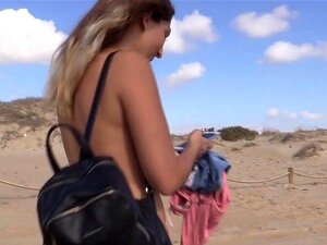 Brune amateur se fait nue sur la plage. Brune amateur européenne se