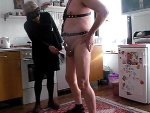 Dans la cuisine 1. Ma dame me claque la bite et les couilles dans sa