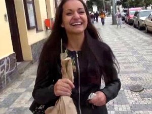 Une brune européenne bave sur une bite en plein air