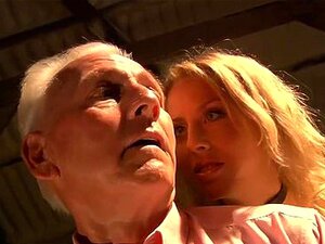 Une belle blonde fraîche avec de gros seins naturels