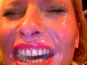 Bukkakae facials pour une salope fétichiste du sperme