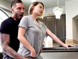 Cara May baise son beau-père après le petit-déjeuner