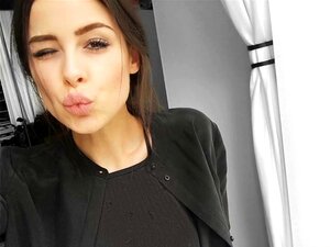 Plongez au cœur de l'affaire passionnée de Lena, la star