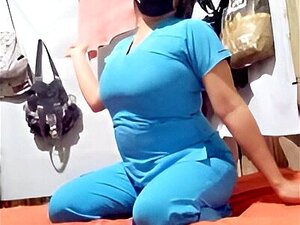 Une vieille infirmière latina pense qu'elle a encore le temps de