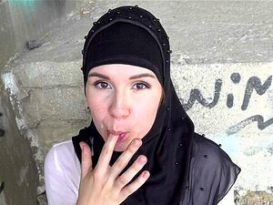 Un coup rapide en plein air avec une femme musulmane
