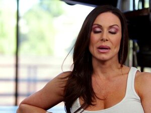 MILF lesbienne aux gros seins et aux doigts. Lesbienne aux gros seins