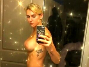 WWE Charlotte Nue, Seins et Chatte