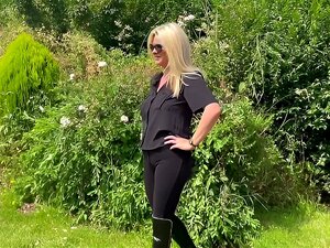 Lécher Les Bottes Boueuses de La Maîtresse Nettoyer