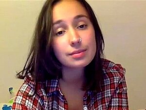 petite chaude se déshabille en cam -