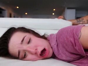 Petite mignonne s'étouffe sur une bite avant un sexe brutal