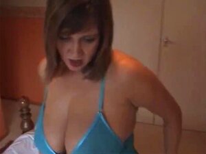 UNE AMATEUR AUX GROS SEINS BAISE ET AVALE