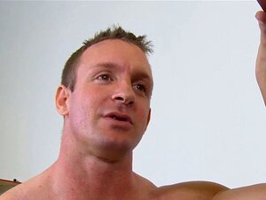 Vrai juggs mécanicien spunk. Vrai mécanicien de juggs avec de