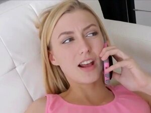 La demi-sœur baisée par son demi-frère pendant le temps où on