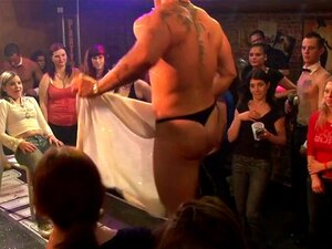 Des tonnes de sexe en groupe sur la piste de danse. Des tonnes de sexe